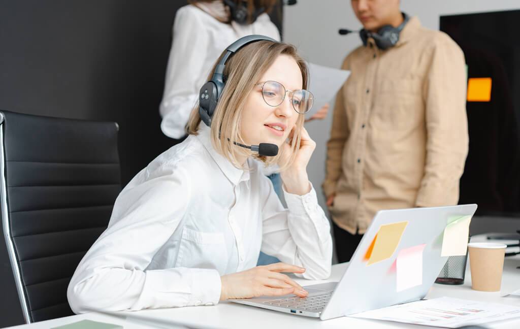 Nhân viên tại văn phòng đang xử lý công việc trên laptop